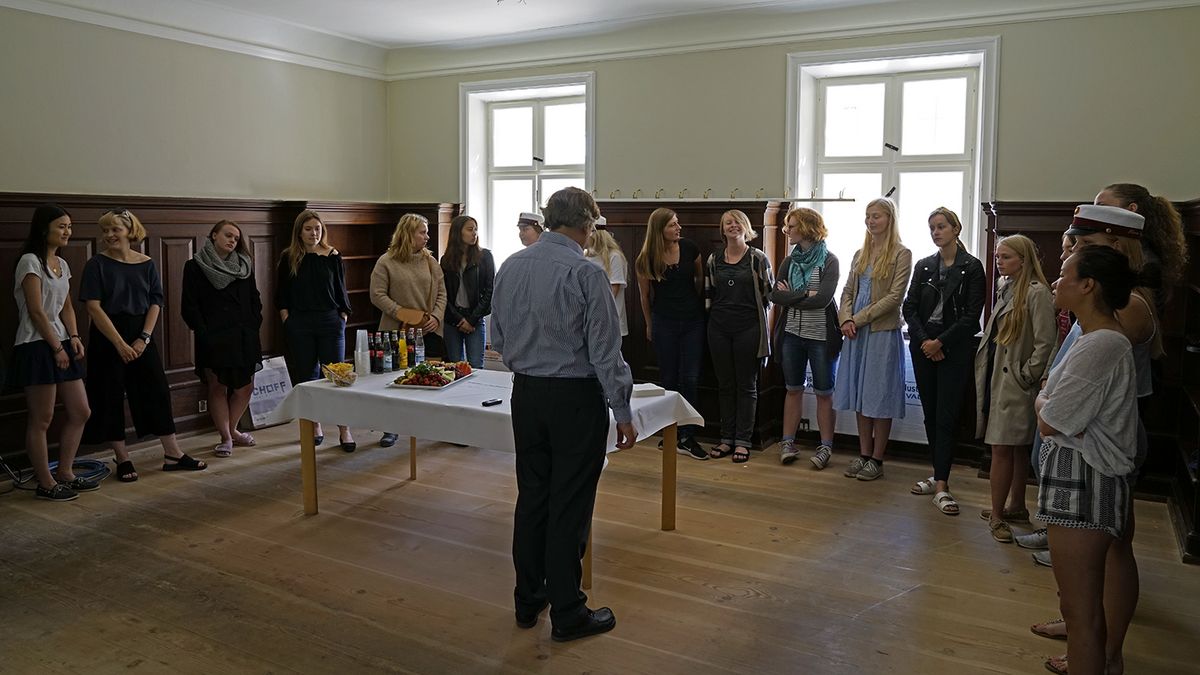 Officiel indvielse med taler og korsang