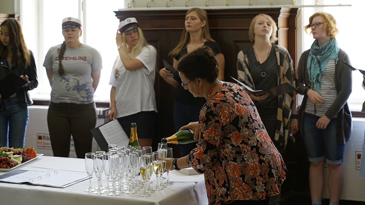 Officiel indvielse med taler og korsang