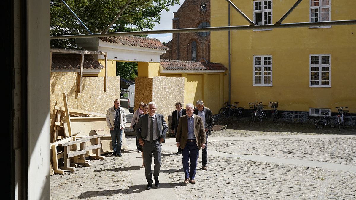 Officiel indvielse med taler og korsang