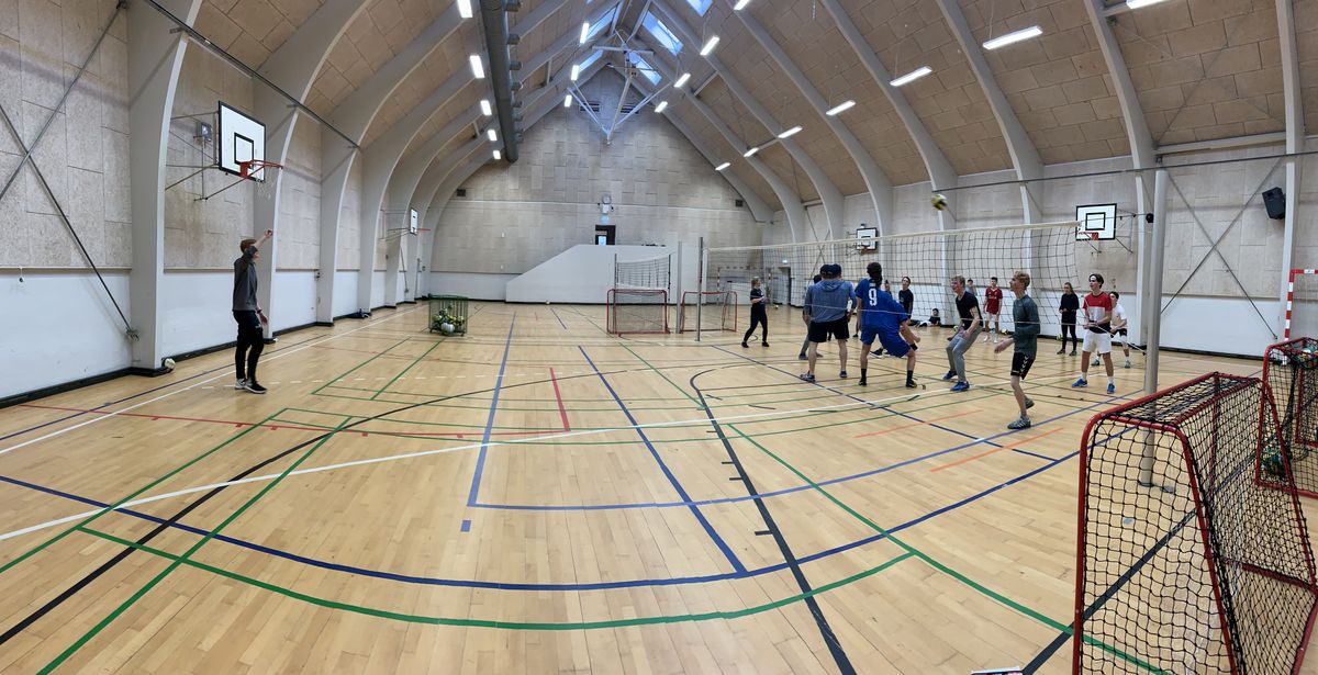 Idræt-elever blev undervist i praktisk volleyball