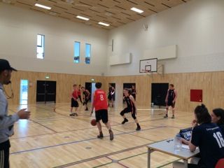 Skolens baskethold har deltaget i flere turneringer