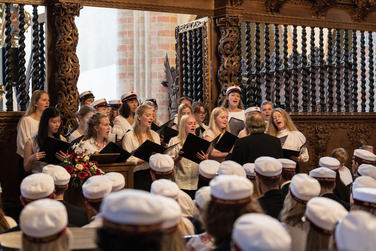 Se alle billederne fra dimissionen