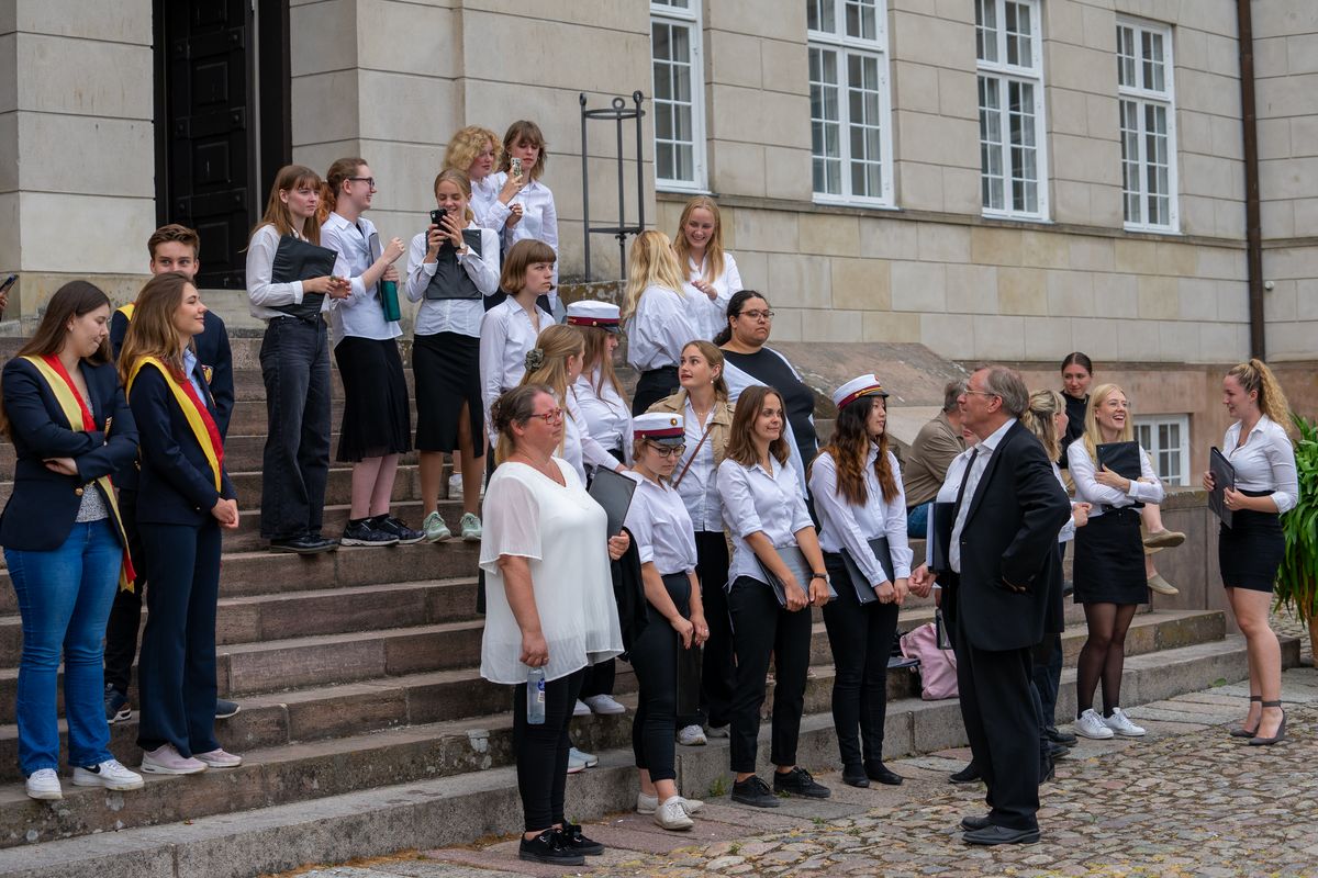 Skt. Hans og Fællessang foran hovedbygningen