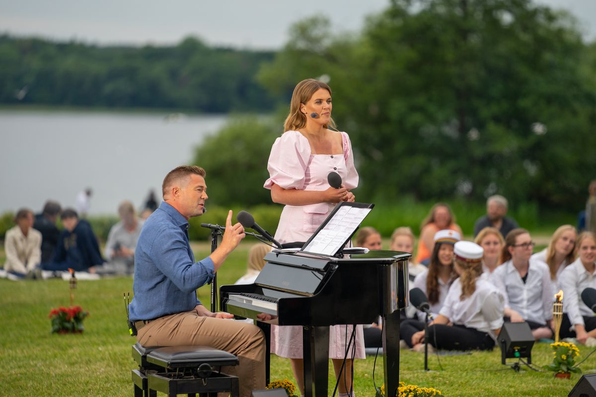 Skt. Hans og Fællessang foran hovedbygningen