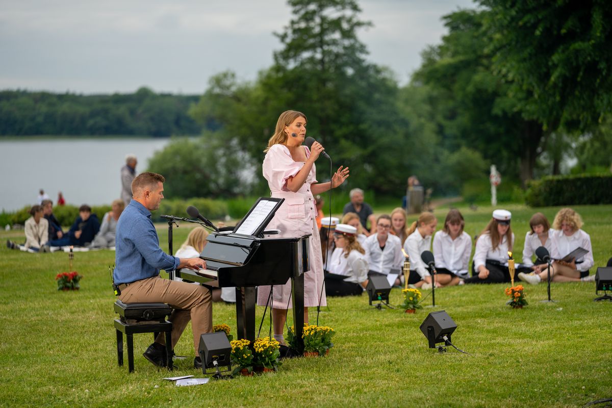 Skt. Hans og Fællessang foran hovedbygningen