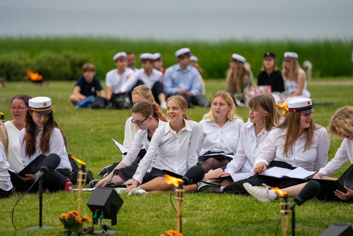 Skt. Hans og Fællessang foran hovedbygningen