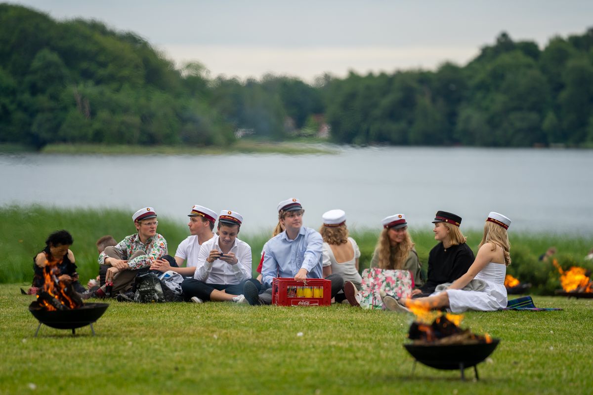 Skt. Hans og Fællessang foran hovedbygningen
