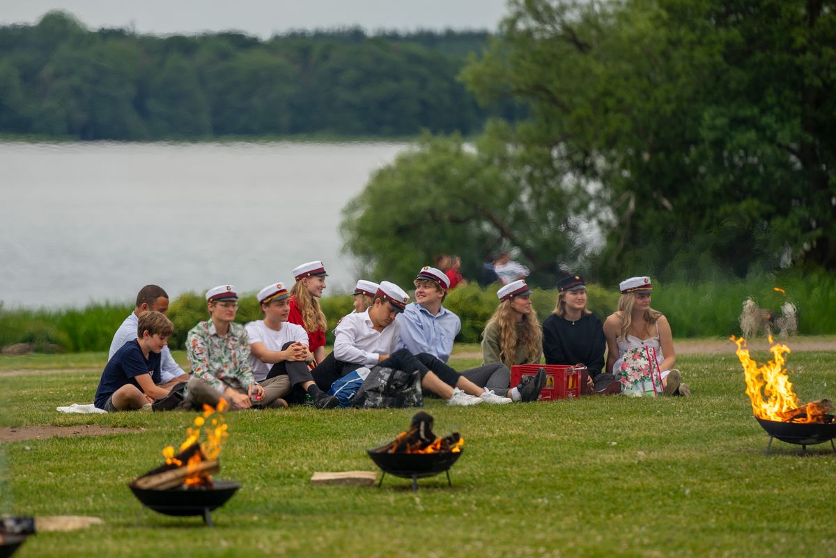 Skt. Hans og Fællessang foran hovedbygningen