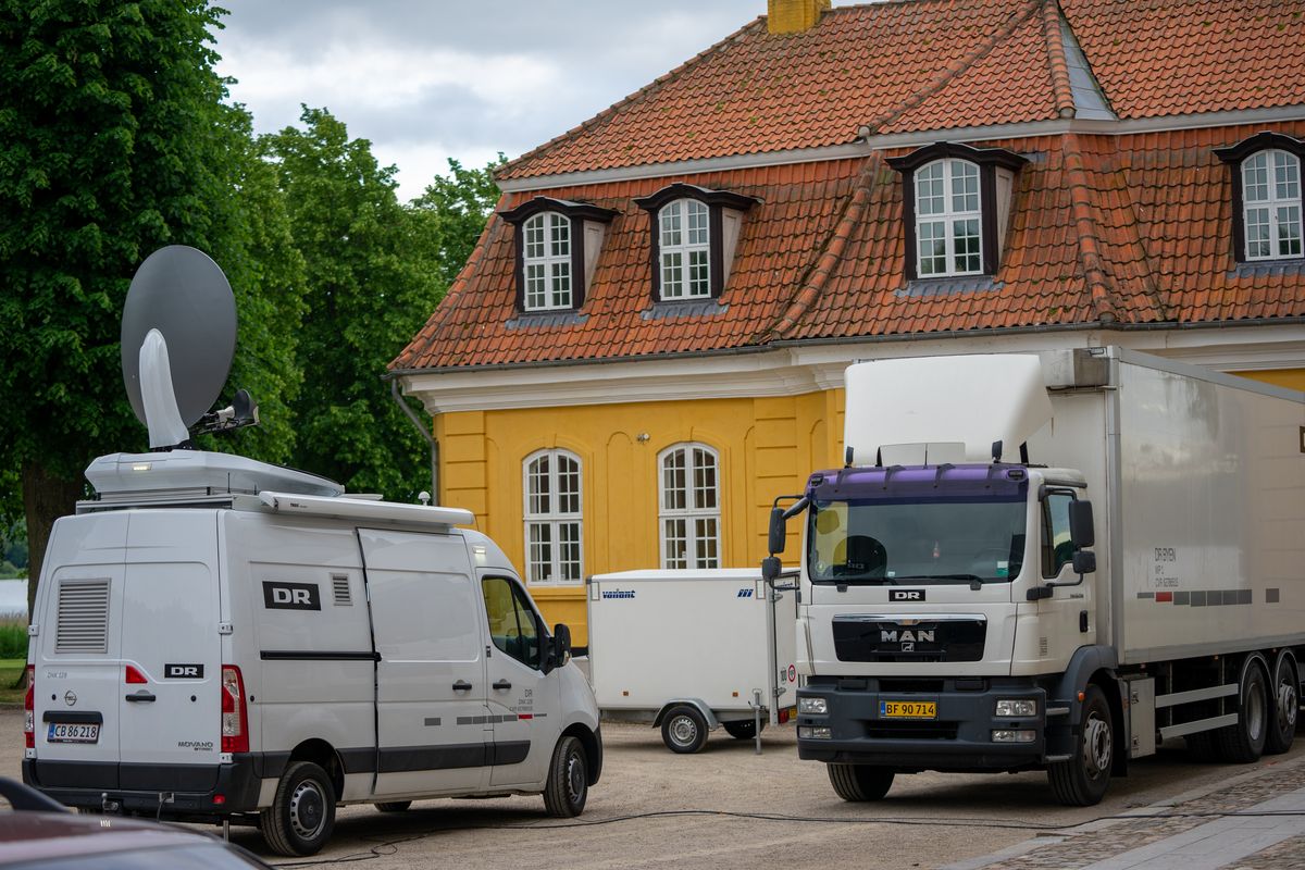 Skt. Hans og Fællessang foran hovedbygningen