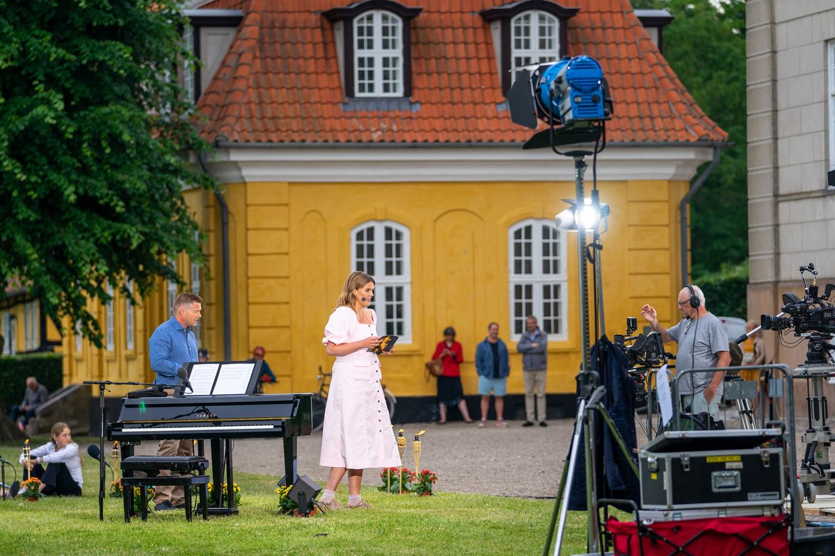 Skt. Hans og Fællessang foran hovedbygningen