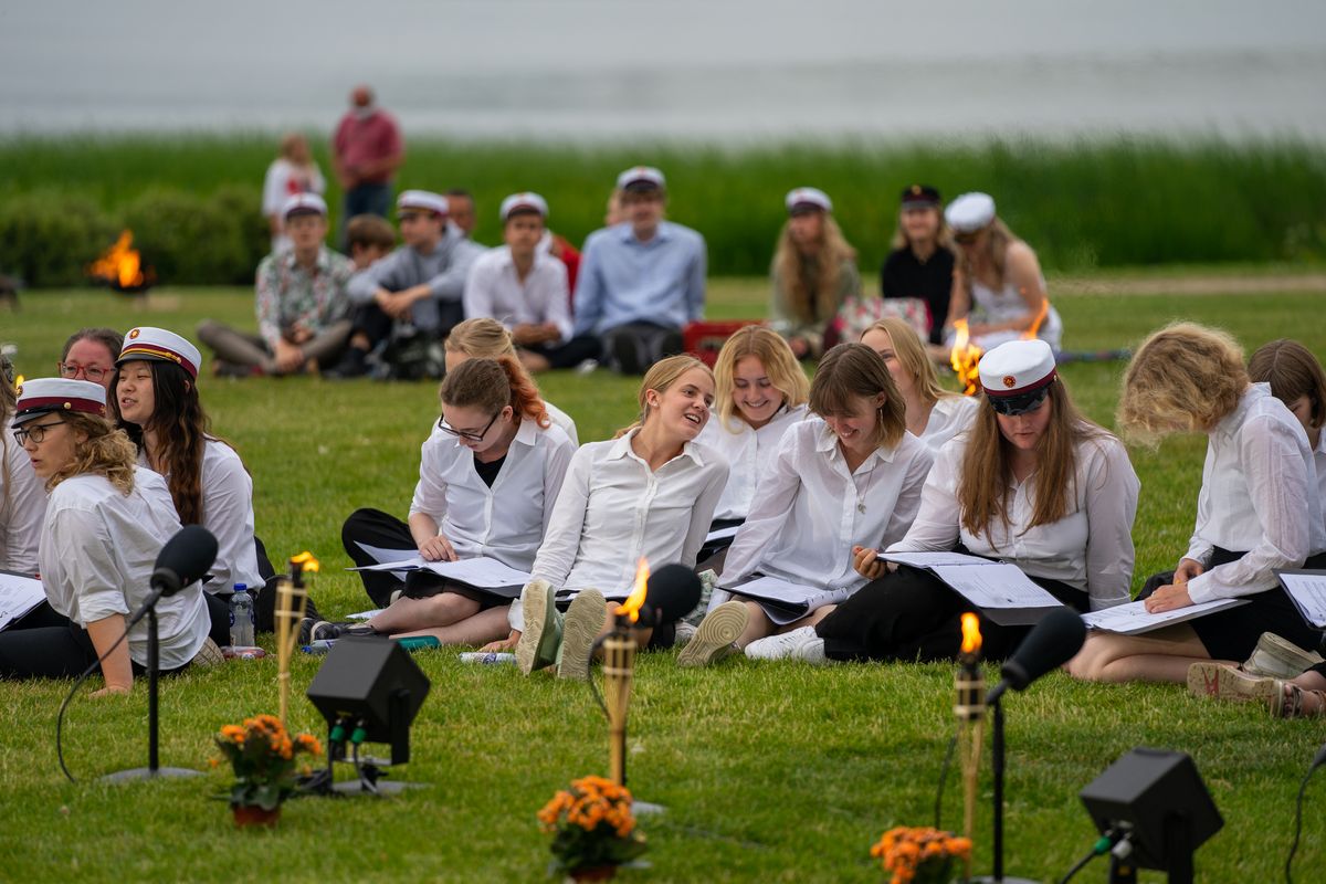 Skt. Hans og Fællessang foran hovedbygningen